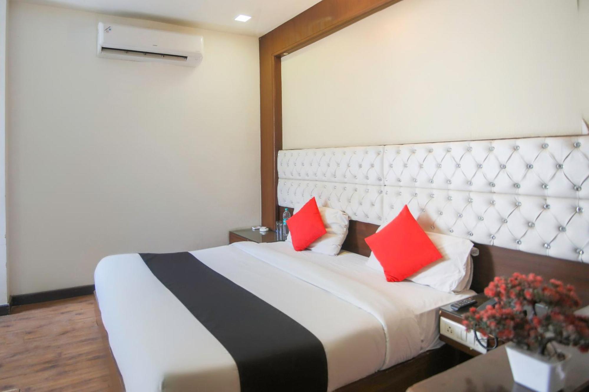 Hotel O Parktel Indirapuram Esterno foto