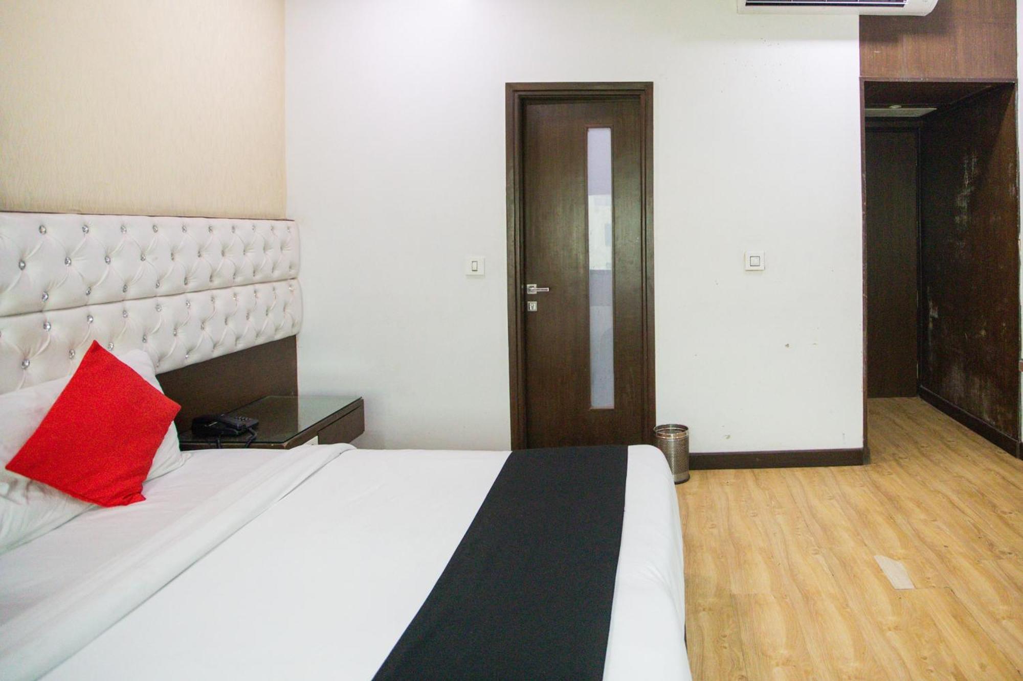 Hotel O Parktel Indirapuram Esterno foto