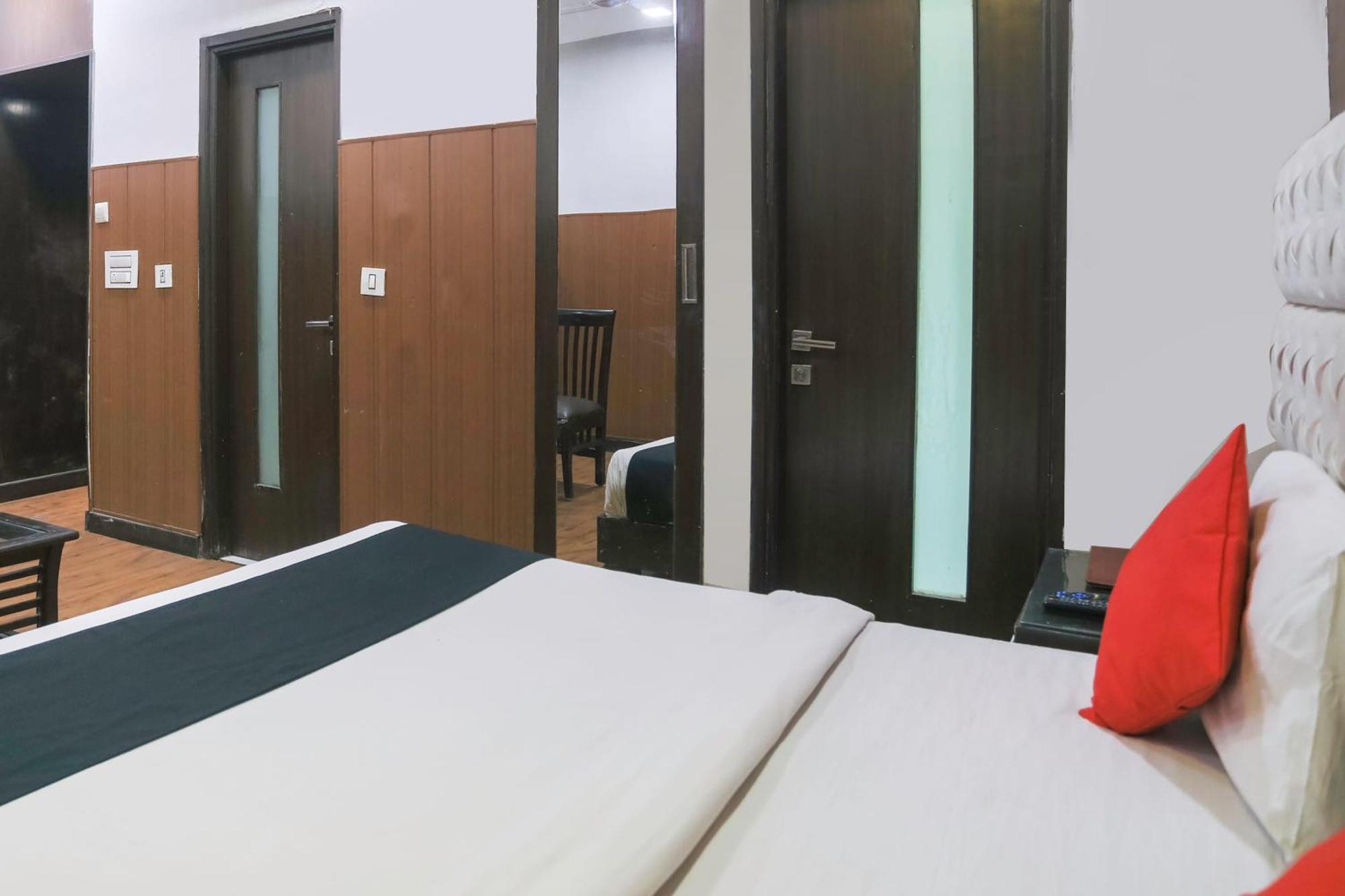 Hotel O Parktel Indirapuram Esterno foto
