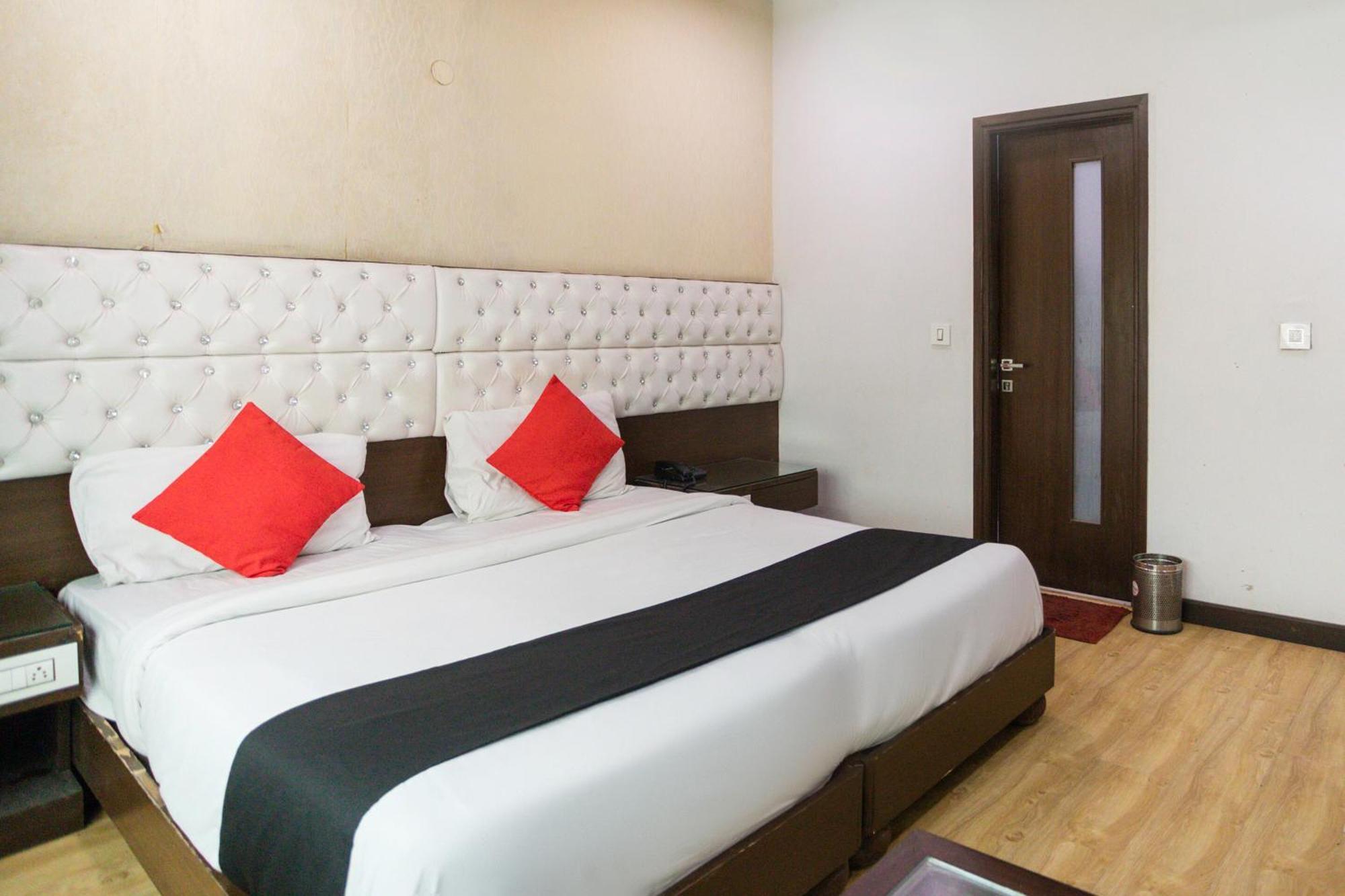 Hotel O Parktel Indirapuram Esterno foto