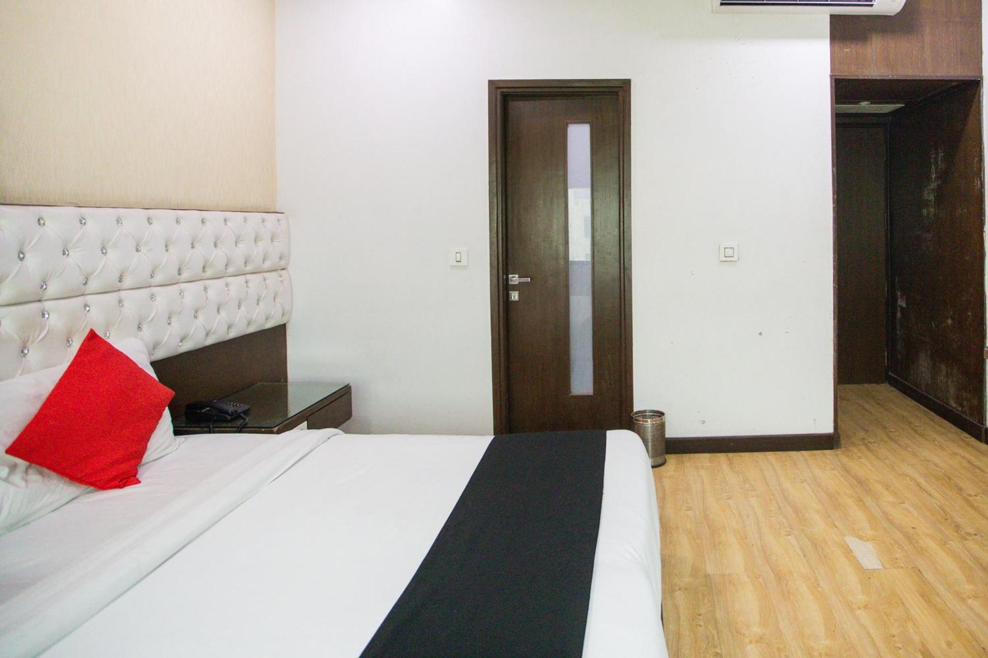 Hotel O Parktel Indirapuram Esterno foto
